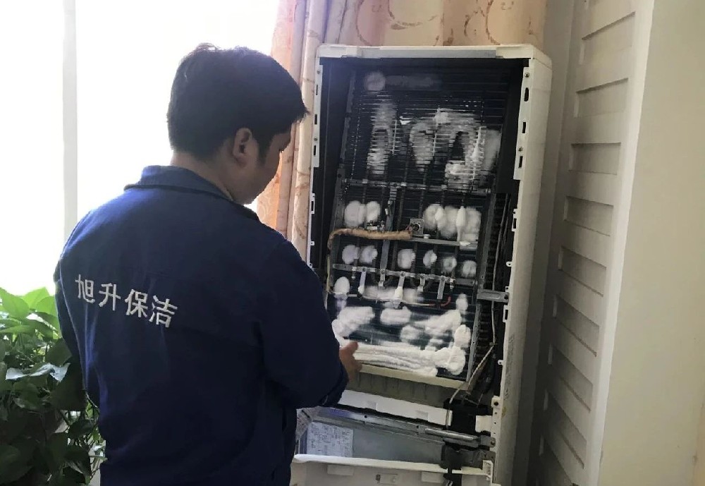 “空调耗电量飙升？深度清洗立省30%电费！”